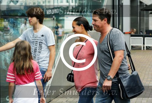 Amsterdam 5 juli 2015
Martijn Krabbe en zijn vriendin Noi Pakon gaan met kinderen naar de bioscoop.