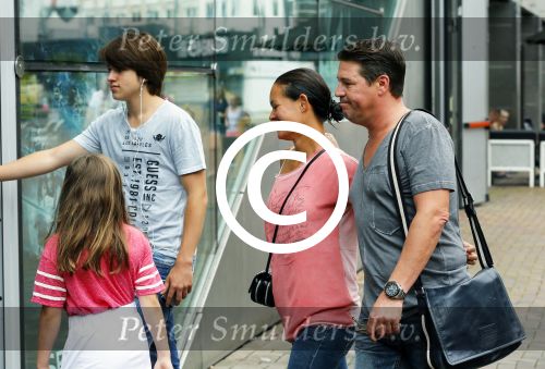 Amsterdam 5 juli 2015
Martijn Krabbe en zijn vriendin Noi Pakon gaan met kinderen naar de bioscoop.