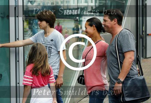 Amsterdam 5 juli 2015
Martijn Krabbe en zijn vriendin Noi Pakon gaan met kinderen naar de bioscoop.