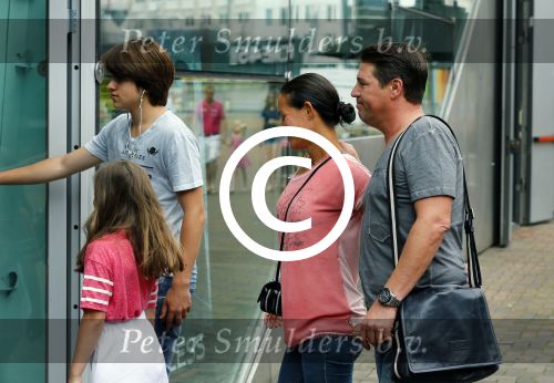 Amsterdam 5 juli 2015
Martijn Krabbe en zijn vriendin Noi Pakon gaan met kinderen naar de bioscoop.