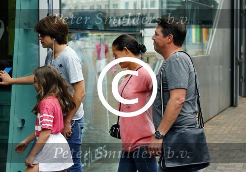 Amsterdam 5 juli 2015
Martijn Krabbe en zijn vriendin Noi Pakon gaan met kinderen naar de bioscoop.