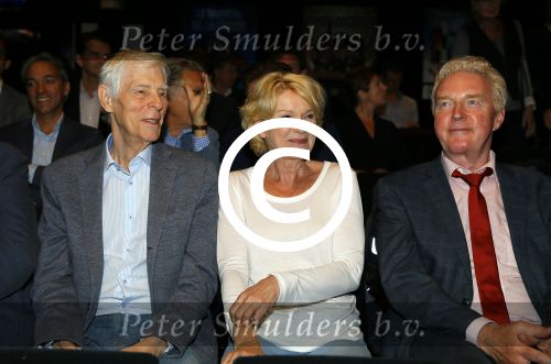 Amsterdam 19 juni 2015
Joop v d Ende geeft persconferentie dat hij 60% van Stage entertainment heeft verkocht aan CVC Capital. Jannine v d Ende is natuurlijk aanwezig. Simone Kleinsma Guus Verstraete Andre v Duin en Martin en Martine Bijl en Berend Boudewijn zijn er ook