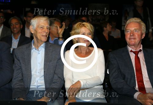 Amsterdam 19 juni 2015
Joop v d Ende geeft persconferentie dat hij 60% van Stage entertainment heeft verkocht aan CVC Capital. Jannine v d Ende is natuurlijk aanwezig. Simone Kleinsma Guus Verstraete Andre v Duin en Martin en Martine Bijl en Berend Boudewijn zijn er ook
