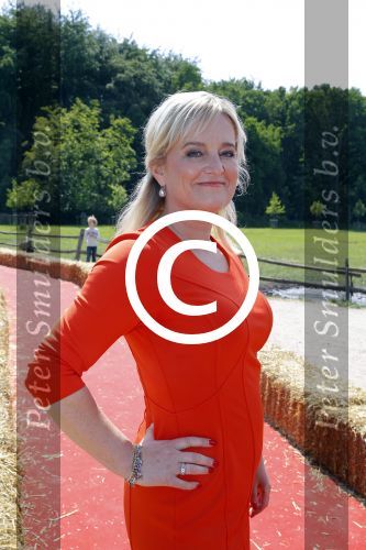 Amsterdam 10 juni 2015
Premiere Apenstreken bij kinderboederij in amsterdamse bos met oa Yvon Jaspers en Kim Lian v d Meij. Martine Sandifort
