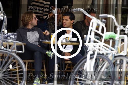 Amsterdam 18 juni 2015
Marvin Breukhoven met vriend op terras