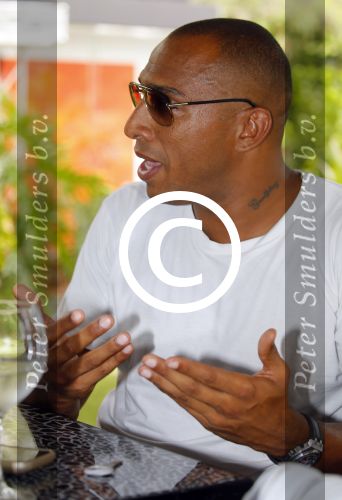 ibiza 7 augustus 2015
Maurice Mobetie (Momo) de ex vriend van Sylvie Meis wordt geintervieuwd voor het duitse blad Gala in zijn club Cavalli ibiza