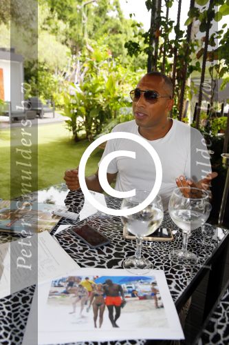ibiza 7 augustus 2015
Maurice Mobetie (Momo) de ex vriend van Sylvie Meis wordt geintervieuwd voor het duitse blad Gala in zijn club Cavalli ibiza