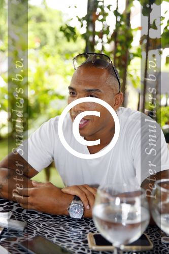 ibiza 7 augustus 2015
Maurice Mobetie (Momo) de ex vriend van Sylvie Meis wordt geintervieuwd voor het duitse blad Gala in zijn club Cavalli ibiza