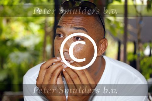 ibiza 7 augustus 2015
Maurice Mobetie (Momo) de ex vriend van Sylvie Meis wordt geintervieuwd voor het duitse blad Gala in zijn club Cavalli ibiza