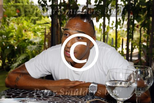 ibiza 7 augustus 2015
Maurice Mobetie (Momo) de ex vriend van Sylvie Meis wordt geintervieuwd voor het duitse blad Gala in zijn club Cavalli ibiza