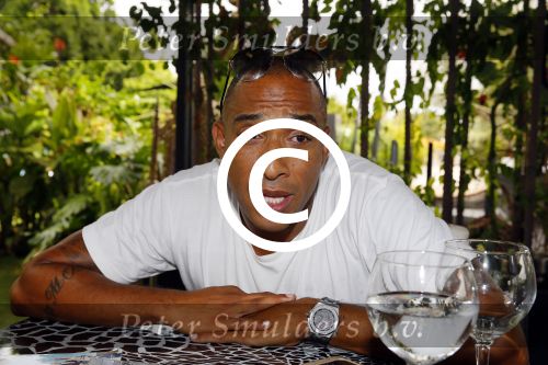 ibiza 7 augustus 2015
Maurice Mobetie (Momo) de ex vriend van Sylvie Meis wordt geintervieuwd voor het duitse blad Gala in zijn club Cavalli ibiza