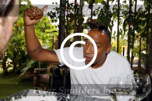 ibiza 7 augustus 2015
Maurice Mobetie (Momo) de ex vriend van Sylvie Meis wordt geintervieuwd voor het duitse blad Gala in zijn club Cavalli ibiza