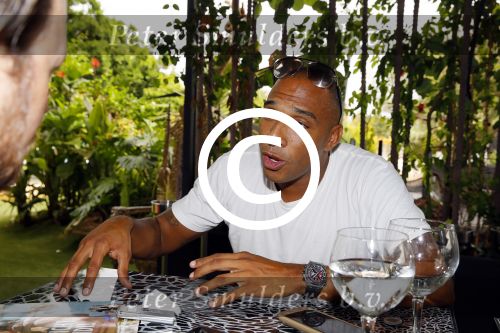 ibiza 7 augustus 2015
Maurice Mobetie (Momo) de ex vriend van Sylvie Meis wordt geintervieuwd voor het duitse blad Gala in zijn club Cavalli ibiza