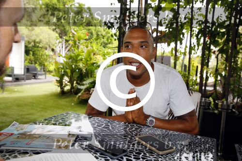 ibiza 7 augustus 2015
Maurice Mobetie (Momo) de ex vriend van Sylvie Meis wordt geintervieuwd voor het duitse blad Gala in zijn club Cavalli ibiza