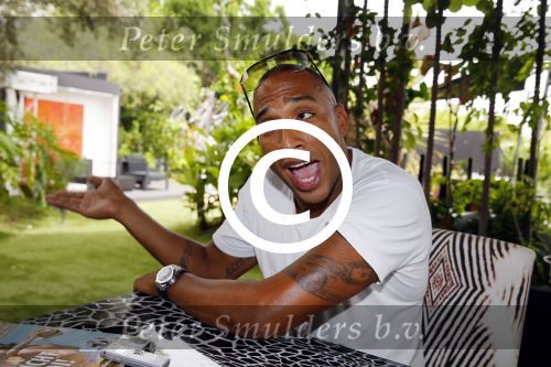 ibiza 7 augustus 2015
Maurice Mobetie (Momo) de ex vriend van Sylvie Meis wordt geintervieuwd voor het duitse blad Gala in zijn club Cavalli ibiza