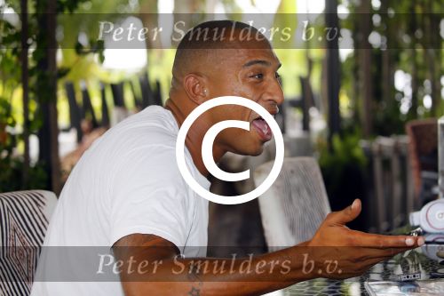 ibiza 7 augustus 2015
Maurice Mobetie (Momo) de ex vriend van Sylvie Meis wordt geintervieuwd voor het duitse blad Gala in zijn club Cavalli ibiza