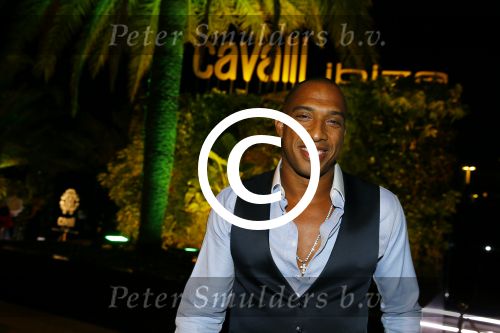 ibiza 7 augustus 2015
Maurice Mobetie (Momo) de ex vriend van Sylvie Meis wordt geintervieuwd voor het duitse blad Gala in zijn club Cavalli ibiza