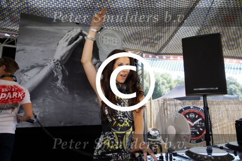 Amsterdam 11 juli 2015 
Day at the park Buddha to Buddha.
DJ Junior S (Junior Smulders) en Melissa Sneekes als DJ