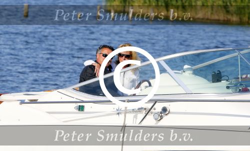 Weesp 16 juni 2015
Jurgen Smit en Milika Peterzon en hond romatisch op de vecht aan het varen met hun boot.