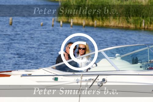 Weesp 16 juni 2015
Jurgen Smit en Milika Peterzon en hond romatisch op de vecht aan het varen met hun boot.