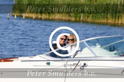 Weesp 16 juni 2015
Jurgen Smit en Milika Peterzon en hond romatisch op de vecht aan het varen met hun boot.