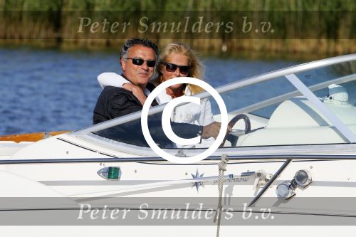 Weesp 16 juni 2015
Jurgen Smit en Milika Peterzon en hond romatisch op de vecht aan het varen met hun boot.