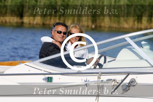 Weesp 16 juni 2015
Jurgen Smit en Milika Peterzon en hond romatisch op de vecht aan het varen met hun boot.
