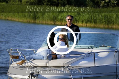 Weesp 16 juni 2015
Jurgen Smit en Milika Peterzon en hond romatisch op de vecht aan het varen met hun boot.