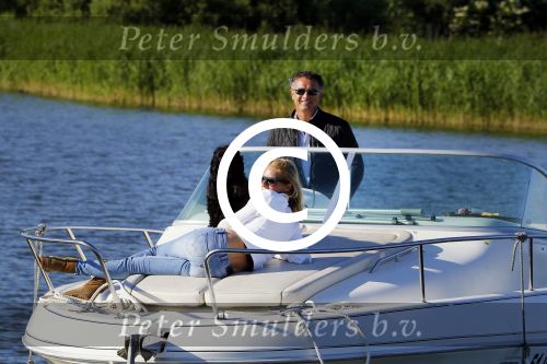 Weesp 16 juni 2015
Jurgen Smit en Milika Peterzon en hond romatisch op de vecht aan het varen met hun boot.