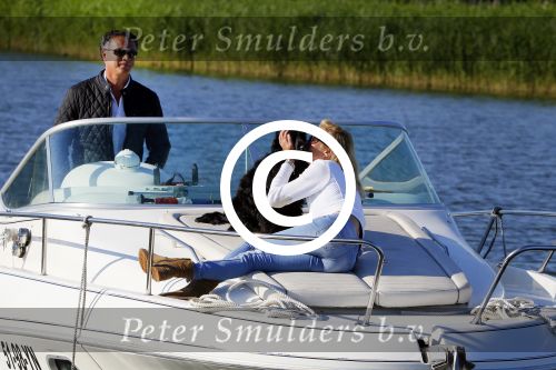 Weesp 16 juni 2015
Jurgen Smit en Milika Peterzon en hond romatisch op de vecht aan het varen met hun boot.