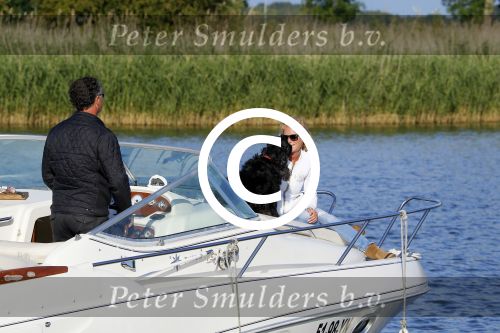 Weesp 16 juni 2015
Jurgen Smit en Milika Peterzon en hond romatisch op de vecht aan het varen met hun boot.