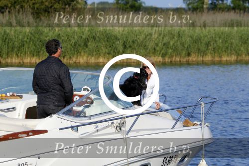 Weesp 16 juni 2015
Jurgen Smit en Milika Peterzon en hond romatisch op de vecht aan het varen met hun boot.