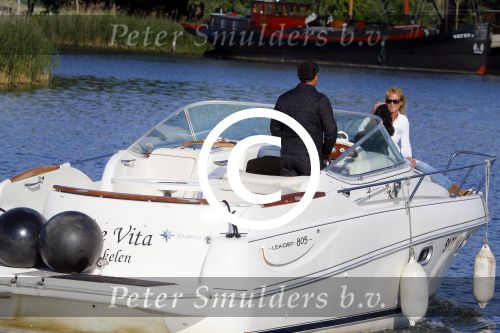 Weesp 16 juni 2015
Jurgen Smit en Milika Peterzon en hond romatisch op de vecht aan het varen met hun boot.