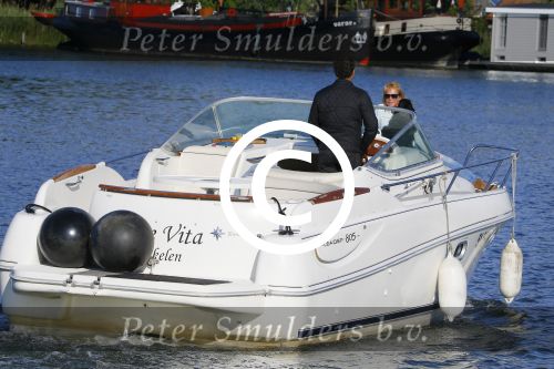 Weesp 16 juni 2015
Jurgen Smit en Milika Peterzon en hond romatisch op de vecht aan het varen met hun boot.
