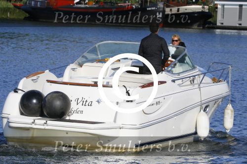 Weesp 16 juni 2015
Jurgen Smit en Milika Peterzon en hond romatisch op de vecht aan het varen met hun boot.