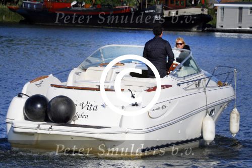 Weesp 16 juni 2015
Jurgen Smit en Milika Peterzon en hond romatisch op de vecht aan het varen met hun boot.