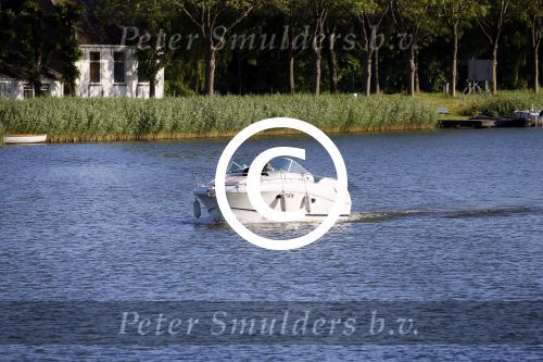 Weesp 16 juni 2015
Jurgen Smit en Milika Peterzon en hond romatisch op de vecht aan het varen met hun boot.
