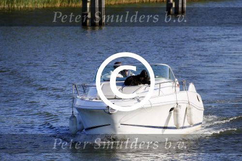 Weesp 16 juni 2015
Jurgen Smit en Milika Peterzon en hond romatisch op de vecht aan het varen met hun boot.