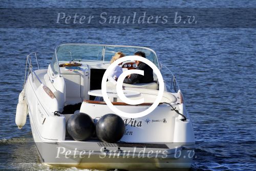 Weesp 16 juni 2015
Jurgen Smit en Milika Peterzon en hond romatisch op de vecht aan het varen met hun boot.