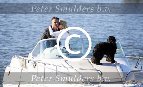 Weesp 16 juni 2015
Jurgen Smit en Milika Peterzon en hond romatisch op de vecht aan het varen met hun boot.