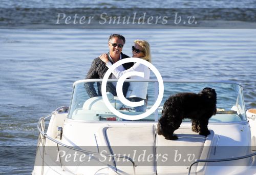 Weesp 16 juni 2015
Jurgen Smit en Milika Peterzon en hond romatisch op de vecht aan het varen met hun boot.
