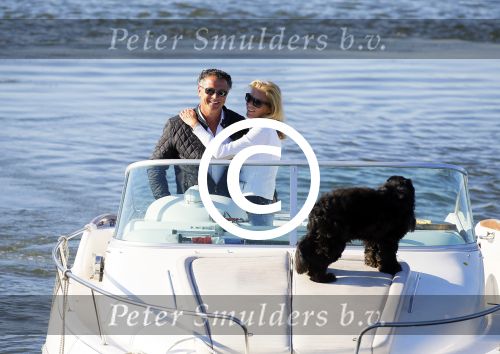 Weesp 16 juni 2015
Jurgen Smit en Milika Peterzon en hond romatisch op de vecht aan het varen met hun boot.