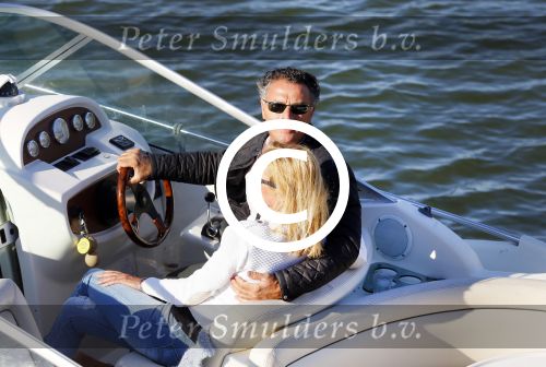 Weesp 16 juni 2015
Jurgen Smit en Milika Peterzon en hond romatisch op de vecht aan het varen met hun boot.