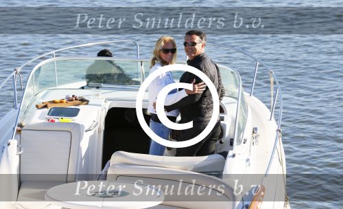 Weesp 16 juni 2015
Jurgen Smit en Milika Peterzon en hond romatisch op de vecht aan het varen met hun boot.
