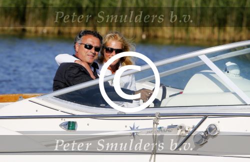 Weesp 16 juni 2015Jurgen Smit en Milika Peterzon en hond romatisch op de vecht aan het varen met hun boot.
