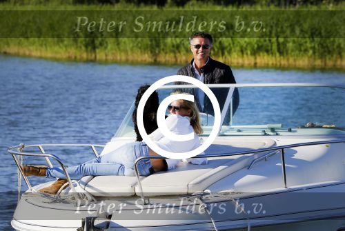 Weesp 16 juni 2015Jurgen Smit en Milika Peterzon en hond romatisch op de vecht aan het varen met hun boot.