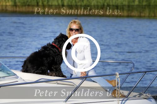 Weesp 16 juni 2015Jurgen Smit en Milika Peterzon en hond romatisch op de vecht aan het varen met hun boot.
