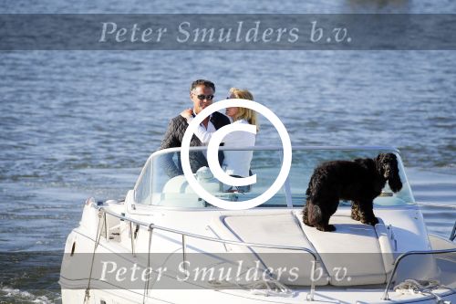 Weesp 16 juni 2015Jurgen Smit en Milika Peterzon en hond romatisch op de vecht aan het varen met hun boot.