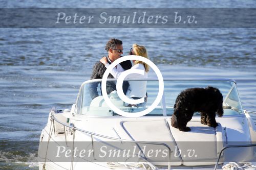 Weesp 16 juni 2015Jurgen Smit en Milika Peterzon en hond romatisch op de vecht aan het varen met hun boot.