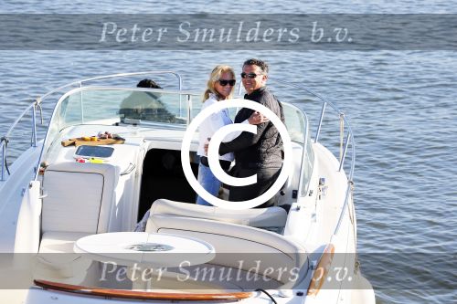 Weesp 16 juni 2015Jurgen Smit en Milika Peterzon en hond romatisch op de vecht aan het varen met hun boot.